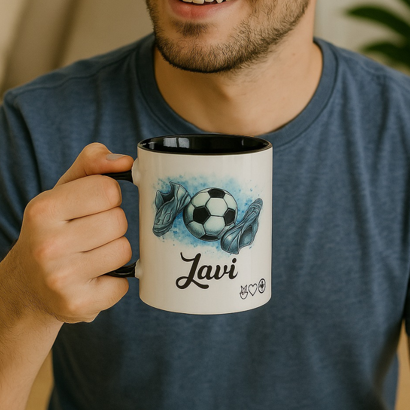 Taza personalizada blanca con asa e interior negro, diseño fútbol y nombre. Regalo ideal para fans del fútbol