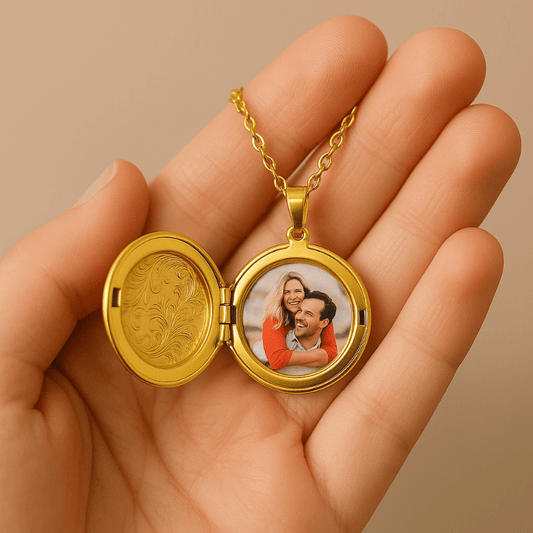 Relicario Redondo con Cadena Bañada en Oro 18K – Guarda tus recuerdos más valiosos cerca de tu corazón